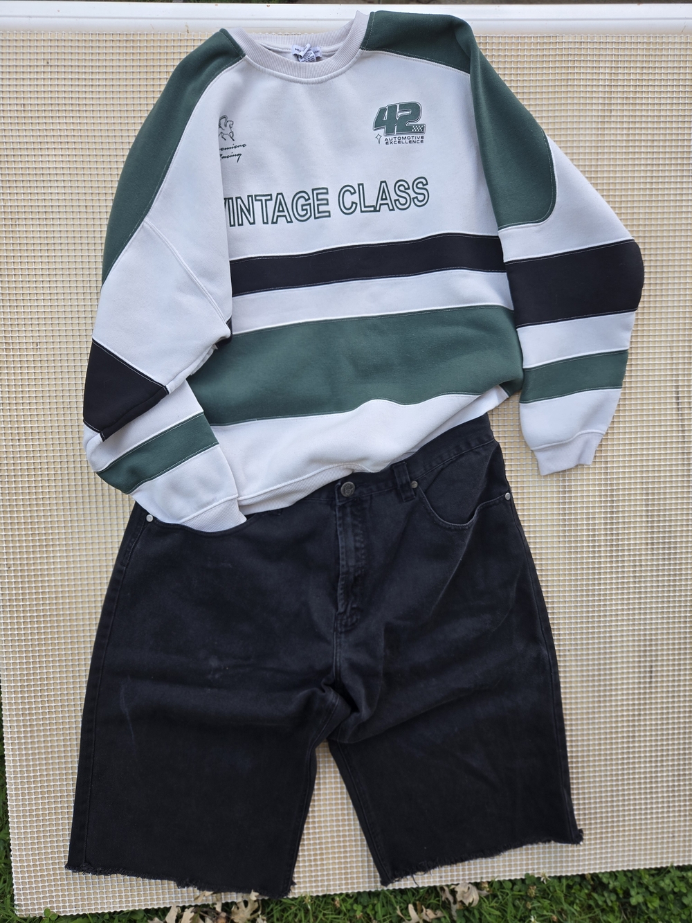 Vintage Class Crewneck Sweatshirt - White & Forest Green